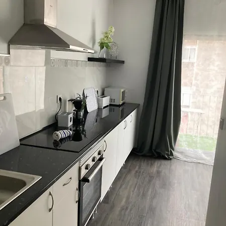 Spacious Vintage 18 Apartment